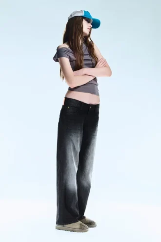 Messy Low Rise Regular Straight Jeans – Undone Black – Schwarz | Cheap Monday Gb
