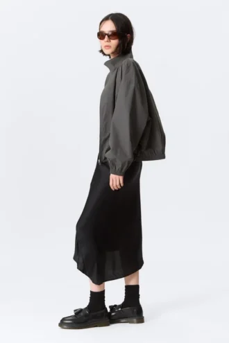 Midirock aus Satin mit niedriger Leibhöhe – Schwarz