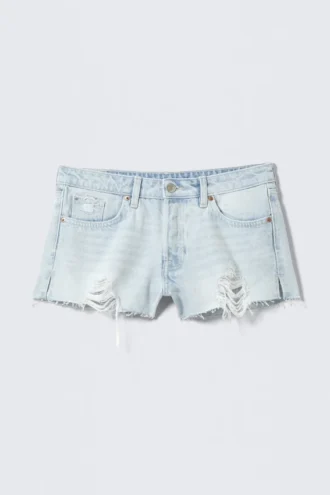 Mini-Jeans-Shorts mit niedriger Leibhöhe und unversäubertem Saum – Fluid Blue – Hellblau