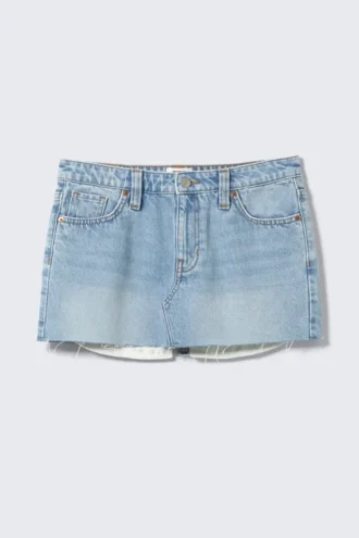 Mini-Jeansrock mit niedriger Leibhöhe und unversäubertem Saum – Fresh Blue – Hellblau