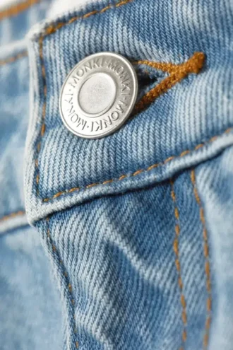 Mini-Jeansrock mit niedriger Leibhöhe und unversäubertem Saum – Fresh Blue – Hellblau