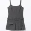 Mini-Kleid mit Gürtel und Faltenrock – Dunkelgrau Mini-Kleid mit Gürtel und Faltenrock – Dunkelgrau