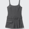Mini-Kleid mit Gürtel und Faltenrock – Dunkelgrau Mini-Kleid mit Gürtel und Faltenrock – Dunkelgrau