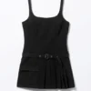 Mini-Kleid mit Gürtel und Faltenrock – Schwarz Mini-Kleid mit Gürtel und Faltenrock – Schwarz