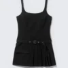 Mini-Kleid mit Gürtel und Faltenrock – Schwarz Mini-Kleid mit Gürtel und Faltenrock – Schwarz