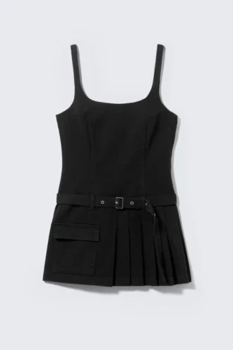 Mini-Kleid mit Gürtel und Faltenrock – Schwarz