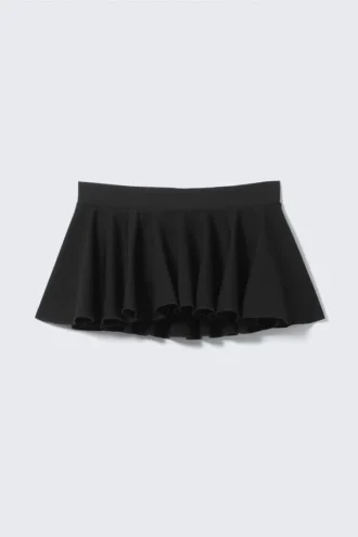 Mini-Skort mit niedriger Leibhöhe und ausgestelltem Schnitt – Schwarz