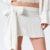 Mini-Wickelrock mit niedriger Leibhöhe und Schleifendetail – Off-White Mini-Wickelrock mit niedriger Leibhöhe und Schleifendetail – Off-White