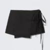Mini-Wickelrock mit Trägern – Schwarz Mini-Wickelrock mit Trägern – Schwarz