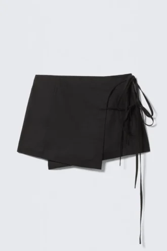 Mini-Wickelrock mit Trägern – Schwarz Mini-Wickelrock mit Trägern – Schwarz