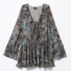 Minikleid mit Rüschen und V-Ausschnitt – Leoparden-Paisley-Muster Minikleid mit Rüschen und V-Ausschnitt – Leoparden-Paisley-Muster
