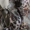Minikleid mit Rüschen und V-Ausschnitt – Leoparden-Paisley-Muster Minikleid mit Rüschen und V-Ausschnitt – Leoparden-Paisley-Muster