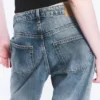 Missy Low-Rise-Jeans mit lockerer, gerader Passform – Blue Horses – Mittelblau
