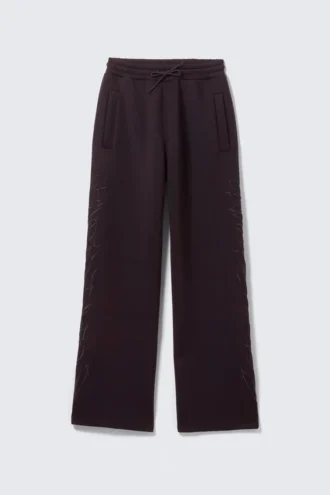 Mit Print, locker sitzende Scuba-Jogginghose – Dunkelviolett – Bestickt
