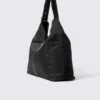 Mittlere, locker sitzende Schultertasche mit Verschluss – Schwarz Mittlere, locker sitzende Schultertasche mit Verschluss – Schwarz