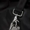 Mittlere, locker sitzende Schultertasche mit Verschluss – Schwarz Mittlere, locker sitzende Schultertasche mit Verschluss – Schwarz