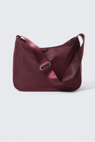 Mittlere Nylon-Twill-Umhängetasche – Dunkelrot Mittlere Nylon-Twill-Umhängetasche – Dunkelrot