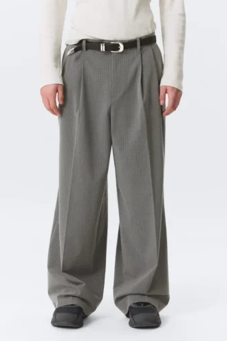 Nate Baggy Fit Plissee-Hose – hellgrau mit Nadelstreifen