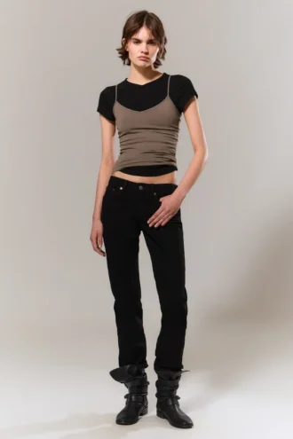 Neptune Low-Rise-Jeans mit schmalem, geradem Bein – Black Rinse – Schwarz