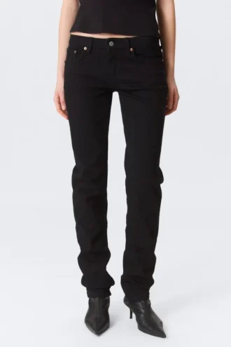 Neptune Low-Rise-Jeans mit schmalem, geradem Bein – Black Rinse – Schwarz
