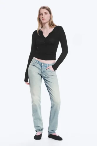 Neptune Low-Rise-Jeans mit schmalem, geradem Bein – Broken Blue – Hellblau