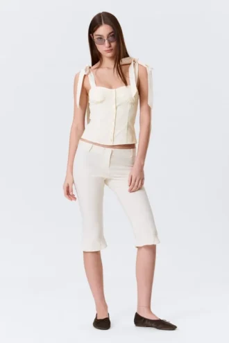 Niedrig geschnittene, taillierte Capri-Hose – Off-White