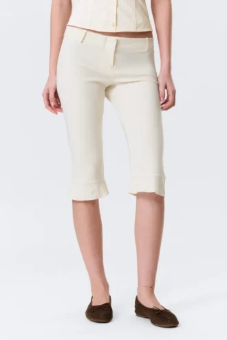 Niedrig geschnittene, taillierte Capri-Hose – Off-White