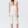 Niedrig geschnittene, taillierte Capri-Hose – Off-White Niedrig geschnittene, taillierte Capri-Hose – Off-White