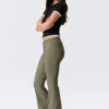 Niedrige Leibhöhe, schmale, ausgestellt geschnittene Hose – Dunkelkhaki Niedrige Leibhöhe, schmale, ausgestellt geschnittene Hose – Dunkelkhaki