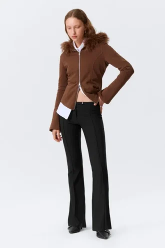 Niedrige Skinny-Hose mit ausgestelltem Bein – Schwarz