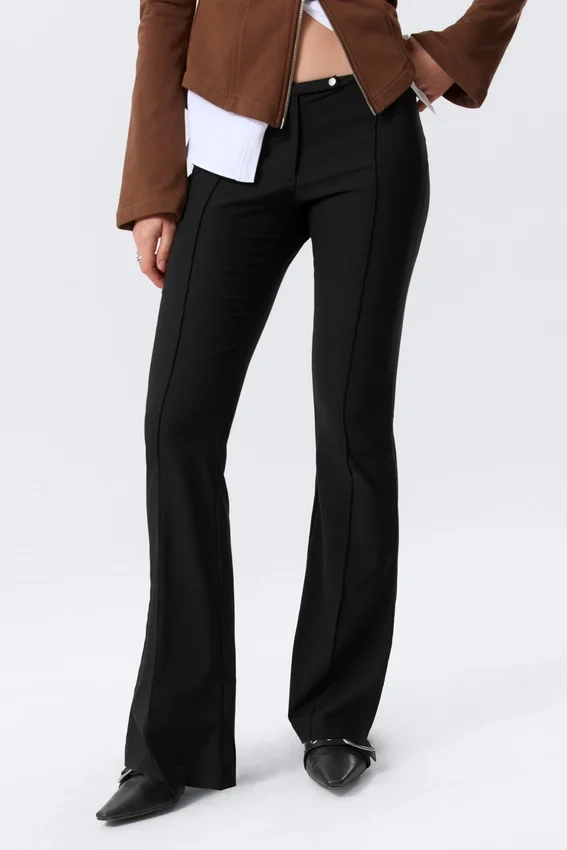 Niedrige Skinny-Hose mit ausgestelltem Bein – Schwarz Niedrige Skinny-Hose mit ausgestelltem Bein – Schwarz