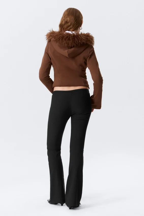 Niedrige Skinny-Hose mit ausgestelltem Bein – Schwarz Niedrige Skinny-Hose mit ausgestelltem Bein – Schwarz