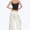 Nylon-Jogging-Hose mit abnehmbaren Beinen – Beige – Schwarze Streifen Nylon-Jogging-Hose mit abnehmbaren Beinen – Beige – Schwarze Streifen