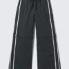 Nylon-Jogging-Hose mit abnehmbaren Beinen – Schwarz – Beige gestreift Nylon-Jogging-Hose mit abnehmbaren Beinen – Schwarz – Beige gestreift