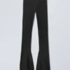 Nylon-Leggings mit ausgestelltem, geschlitztem Saum – Schwarz Nylon-Leggings mit ausgestelltem, geschlitztem Saum – Schwarz