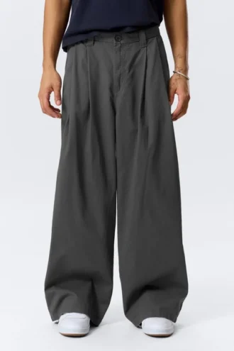 Otis Baggy-Chino aus plissiertem Twill – Dunkelgrau