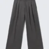 Otis Baggy-Chino aus plissiertem Twill – Dunkelgrau Otis Baggy-Chino aus plissiertem Twill – Dunkelgrau