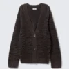 Oversize-Strickjacke mit V-Ausschnitt – Dunkelbraunes Zebramuster Oversize-Strickjacke mit V-Ausschnitt – Dunkelbraunes Zebramuster