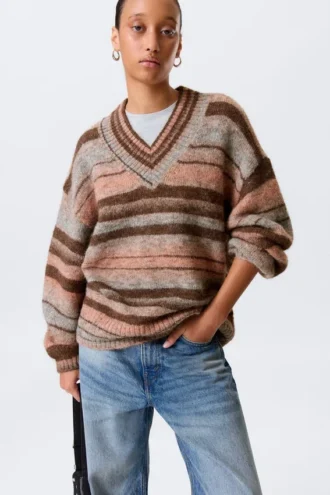 Oversize-Strickpullover mit V-Ausschnitt – braun-orange gestreift