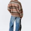 Oversize-Strickpullover mit V-Ausschnitt – braun-orange gestreift Oversize-Strickpullover mit V-Ausschnitt – braun-orange gestreift
