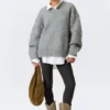 Oversize-Strickpullover mit V-Ausschnitt – Grau meliert Oversize-Strickpullover mit V-Ausschnitt – Grau meliert