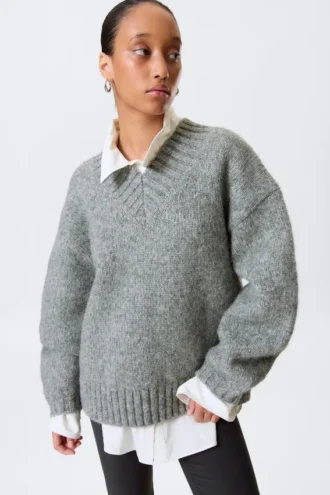 Oversize-Strickpullover mit V-Ausschnitt – Grau meliert Oversize-Strickpullover mit V-Ausschnitt – Grau meliert