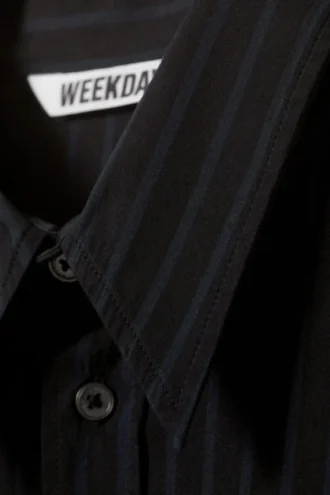 Oversized-Popeline-Hemd mit Knopfleiste – Schwarz – Dunkelblaue Streifen