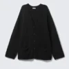 Oversized-Strickjacke mit V-Ausschnitt – Schwarz Oversized-Strickjacke mit V-Ausschnitt – Schwarz