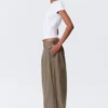 Plissee-Hose mit niedriger Leibhöhe und weitem Bein – Dusty Mole