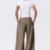 Plissee-Hose mit niedriger Leibhöhe und weitem Bein – Dusty Mole