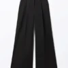 Plissierte Anzughose mit hoher Taille und weitem Bein – Schwarz Plissierte Anzughose mit hoher Taille und weitem Bein – Schwarz
