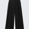 Plissierte Anzughose mit hoher Taille und weitem Bein – Schwarz Plissierte Anzughose mit hoher Taille und weitem Bein – Schwarz