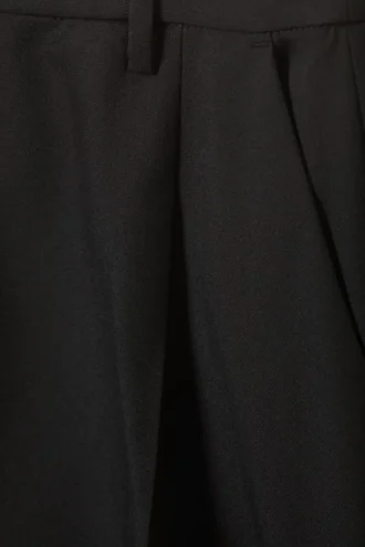 Plissierte Anzughose mit hoher Taille und weitem Bein – Schwarz