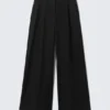 Plissierte Anzughose mit hoher Taille und weitem Bein – Schwarz Plissierte Anzughose mit hoher Taille und weitem Bein – Schwarz